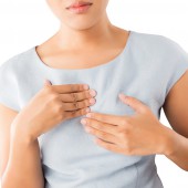 Причины болей в груди и как определить, относятся ли они к сердечным проблемам.