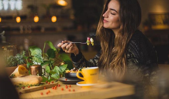 Вечернее переедание: почему срываетесь ночью и как это остановить